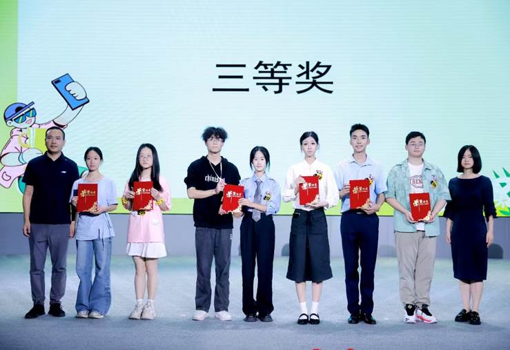 一群人站在一起合影 AI 生成的内容可能不正确。