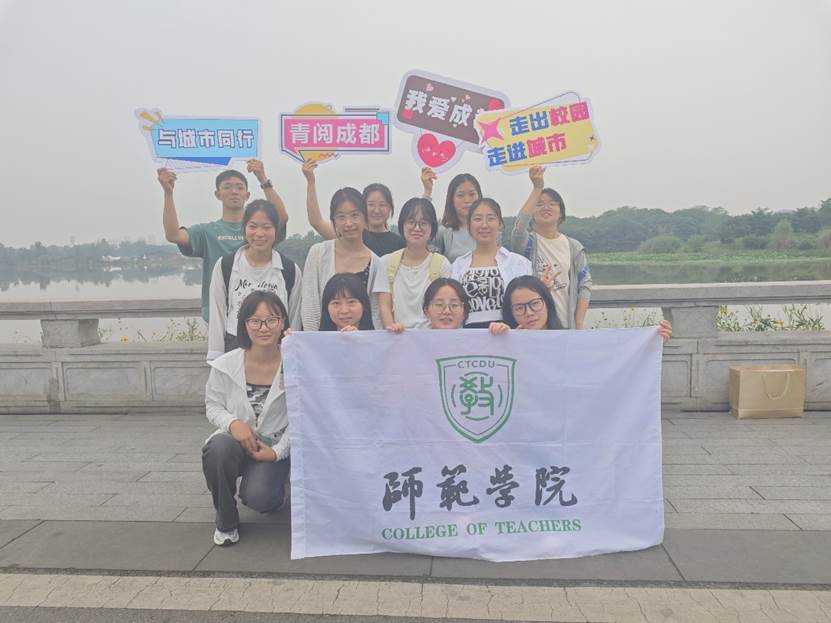 街道边立着广告牌子 AI 生成的内容可能不正确。