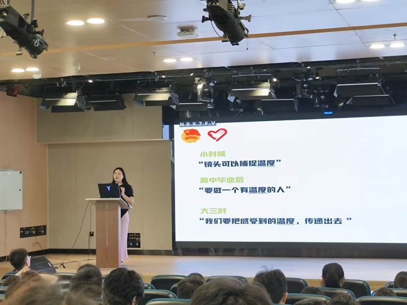 会议室里的人们 AI 生成的内容可能不正确。