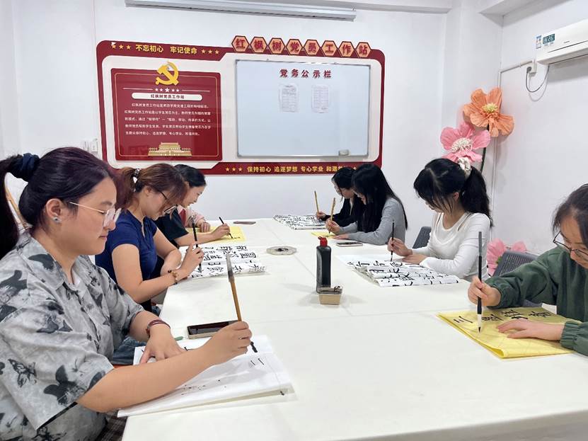 一群人在餐厅用餐 AI 生成的内容可能不正确。