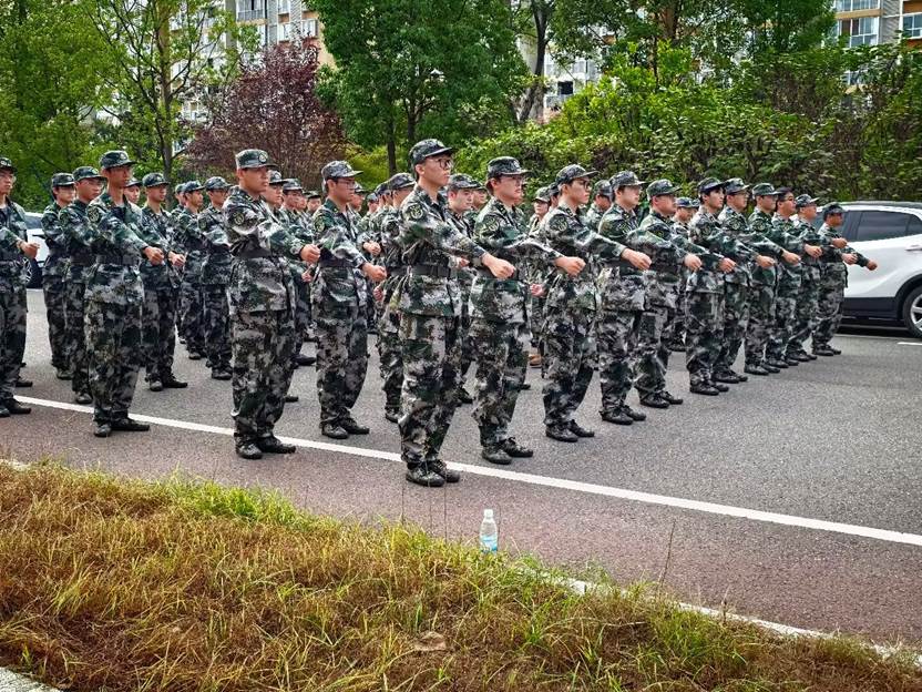 一群警察在街道上 AI 生成的内容可能不正确。