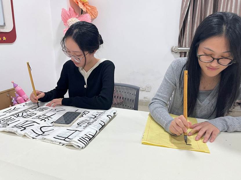 男人和女人在切蛋糕 AI 生成的内容可能不正确。