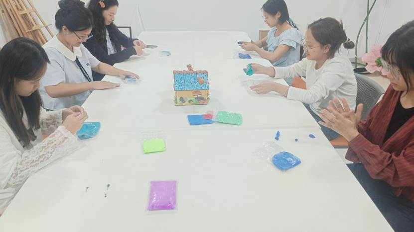 一群人坐在桌子前 AI 生成的内容可能不正确。
