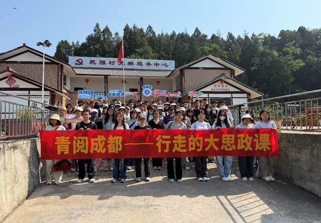 建筑前的广场上有许多人 AI 生成的内容可能不正确。