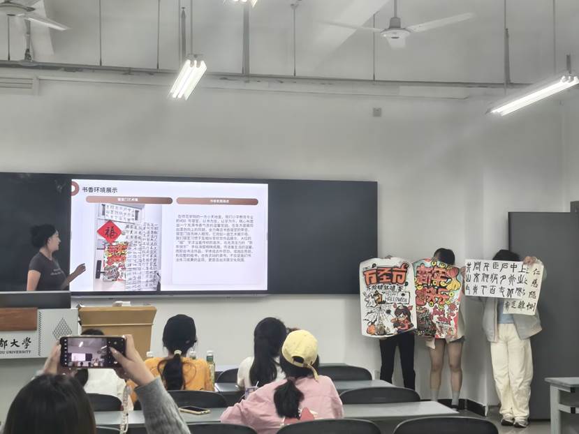 人们在看台上的人在房间里 AI 生成的内容可能不正确。
